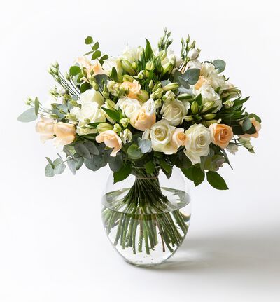 Rosebukett i hvitt og fersken L Rosebukett i hvitt og fersken L